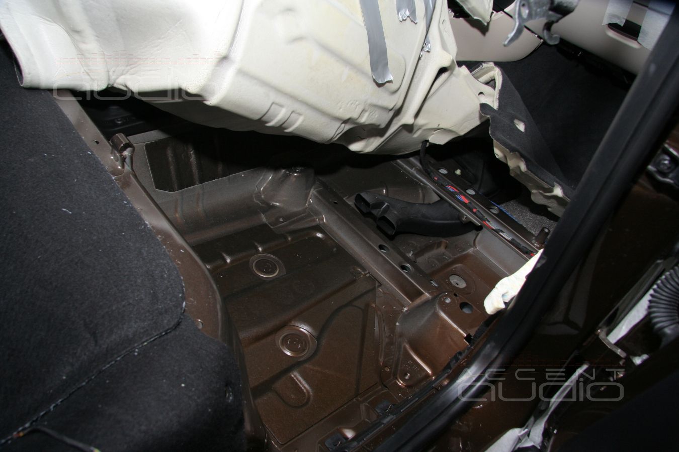 Ненапольные мидбасы Eton в штатных местах BMW X1