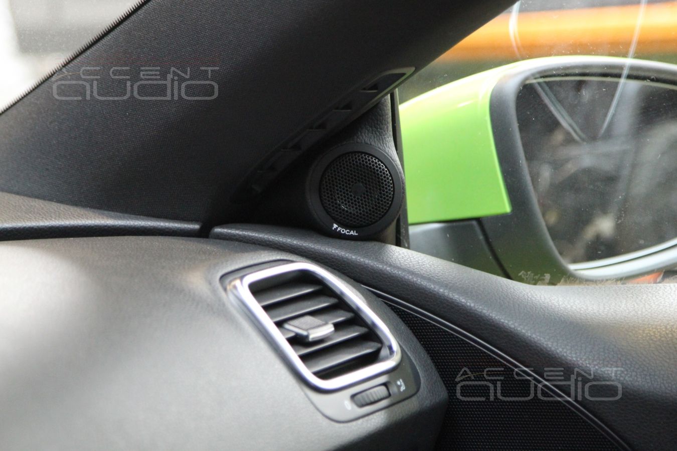 Подиумы под твитеры в Volkswagen Scirocco