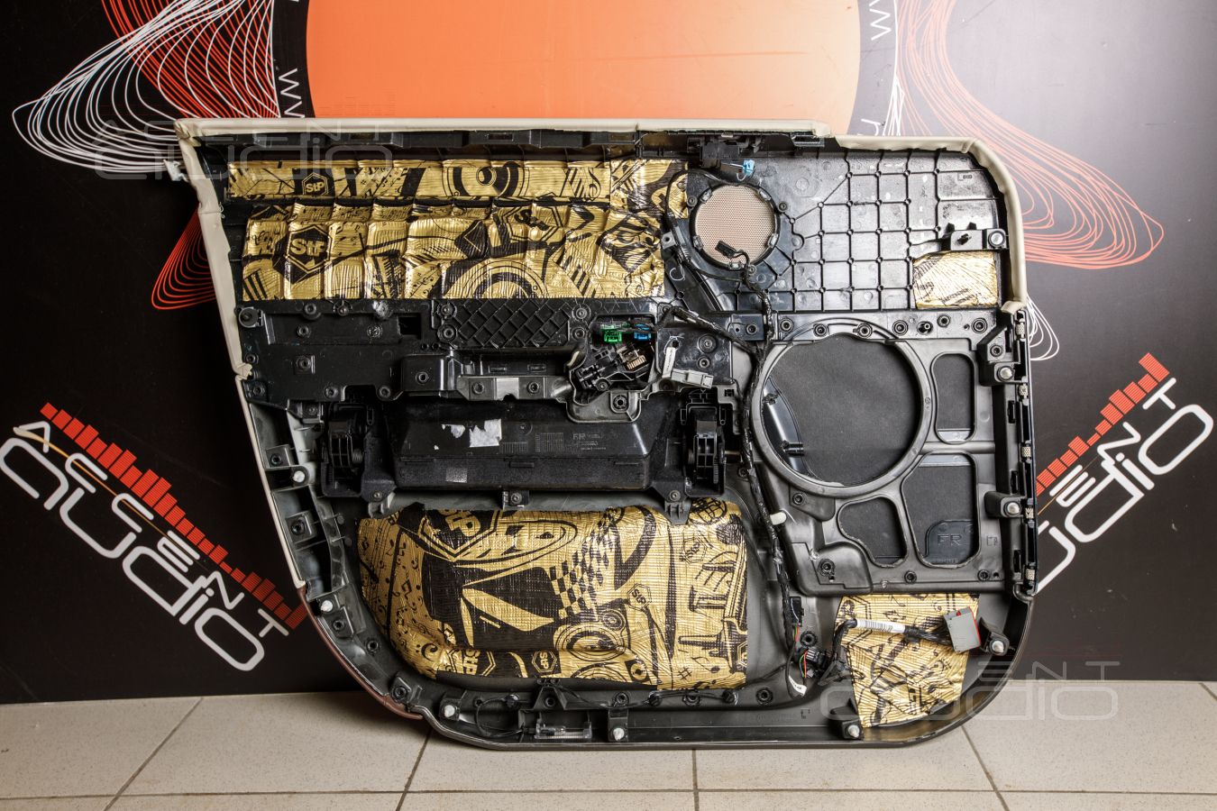 Аудиоподготовка передних дверей RangeRover и установка акустики Brax