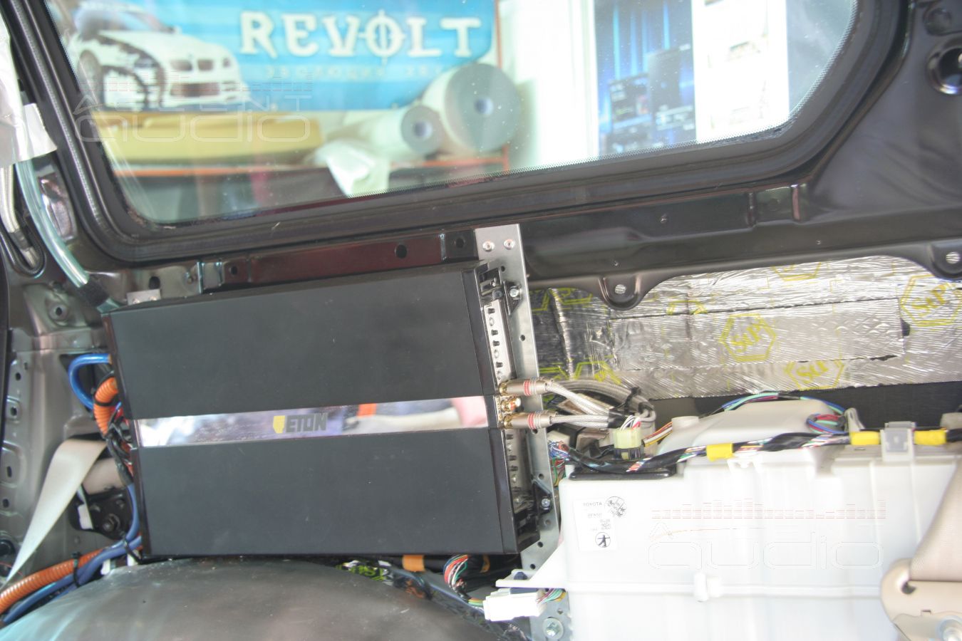 Съемный сабвуфер СТЕЛС в Toyota Land Cruiser 100