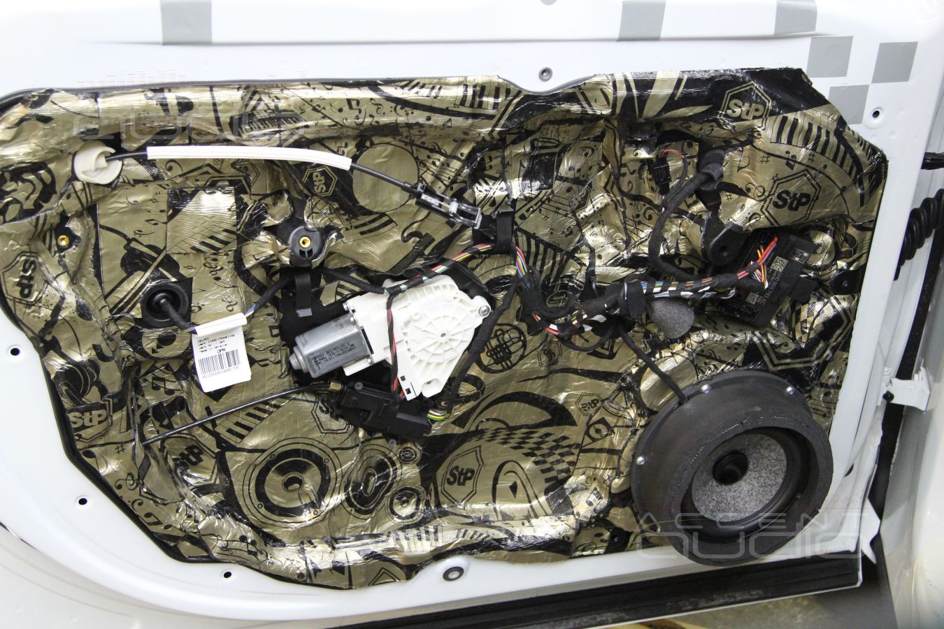 Шумоизоляция дверей и установка мидбасов в Volkswagen Touareg 2014