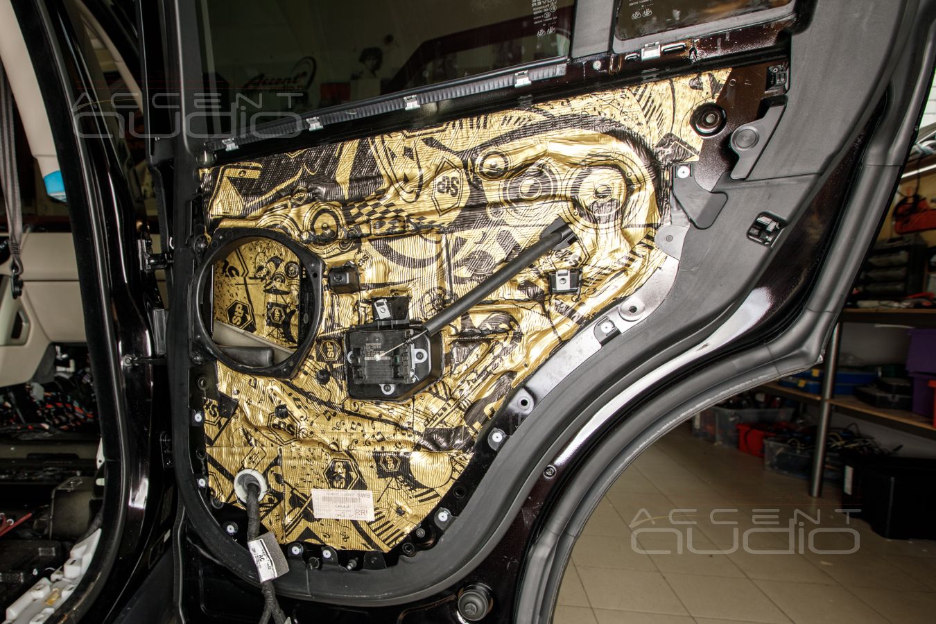 Аудиоподготовка задних дверей RangeRover и установка акустики Morel