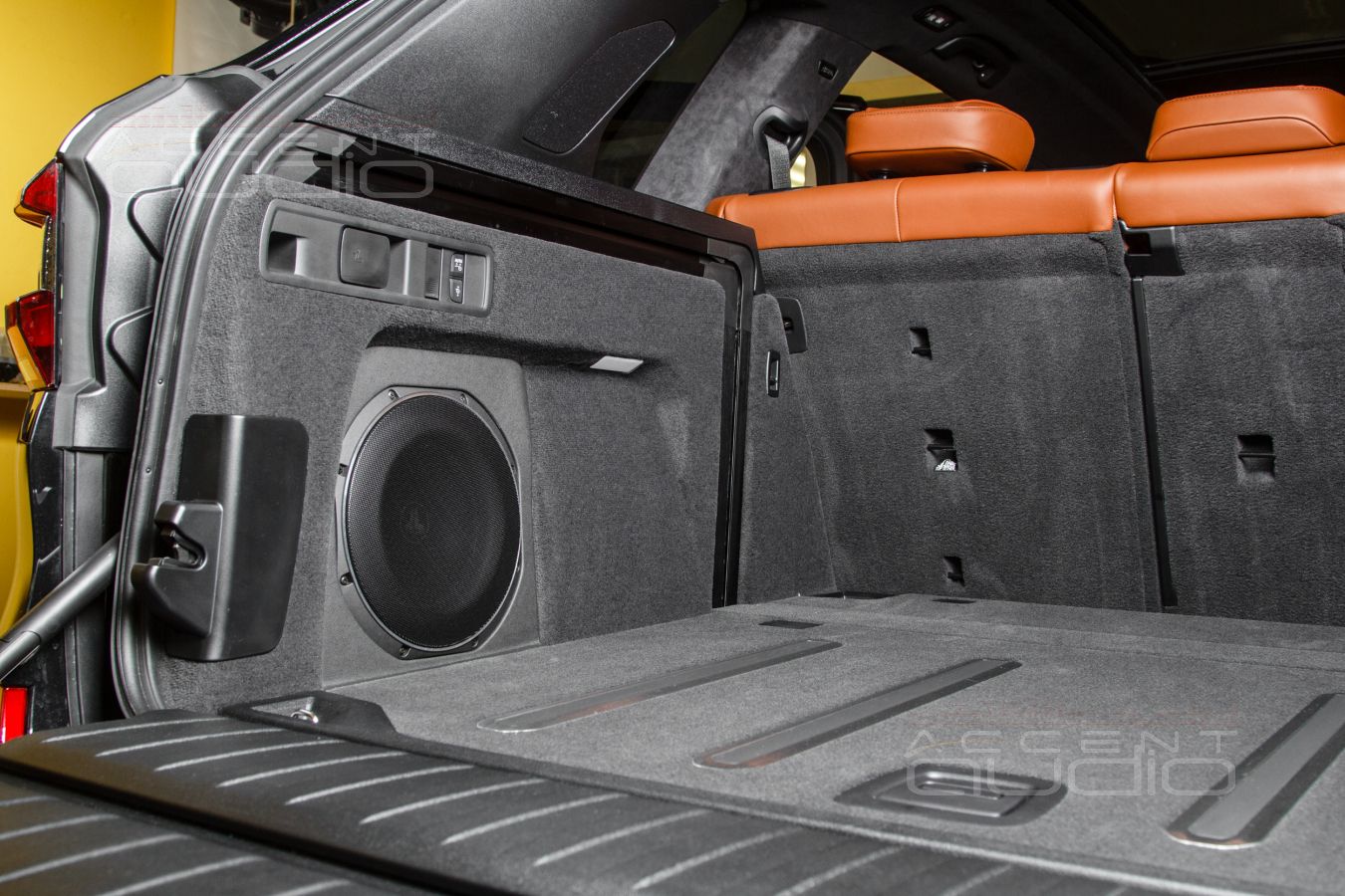 Главный по басу: сабвуфер-стелс для BMW X5 с динамиком JLAudio