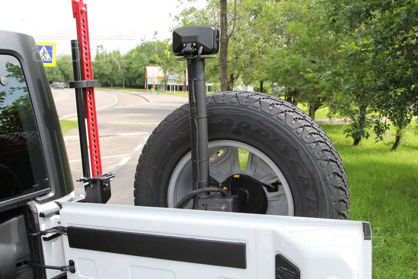 Задний силовой бампер с калиткой и настоящим домкратом