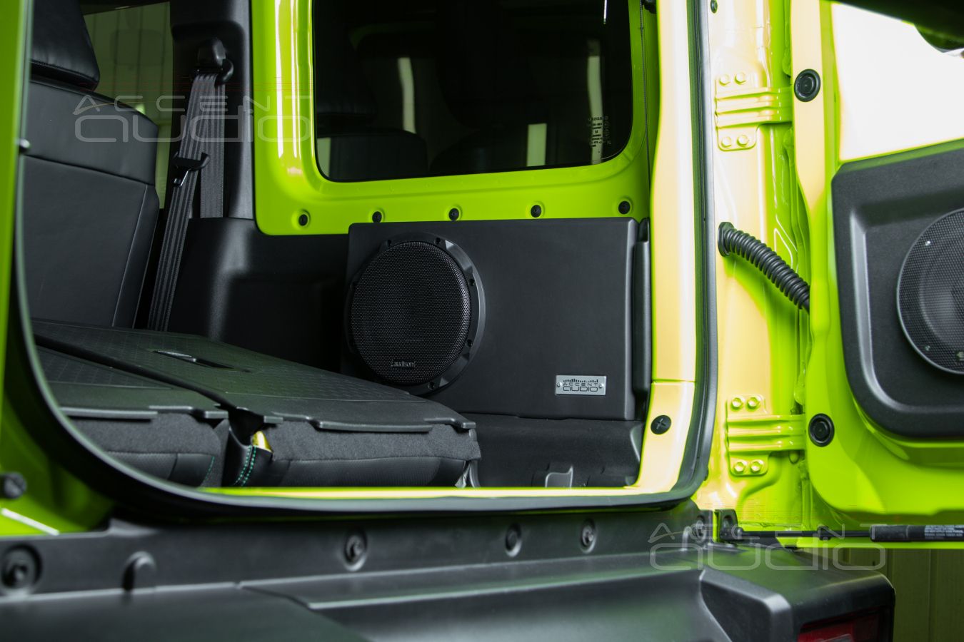 Сабвуфер Audison в маленьком Suzuki Jimny