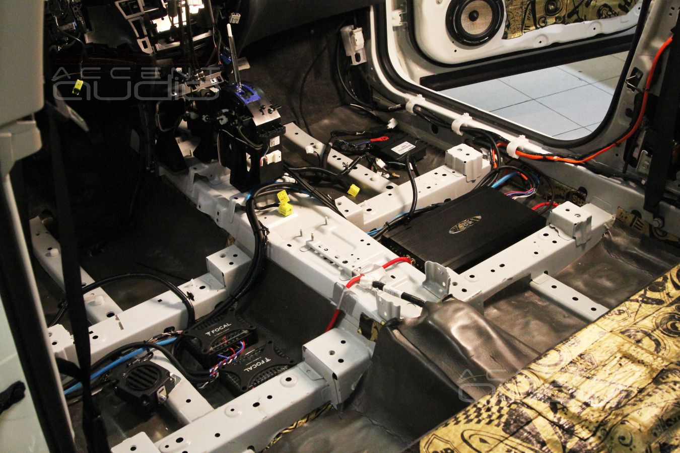 Установка усилителя E.O.S AE-475LE 