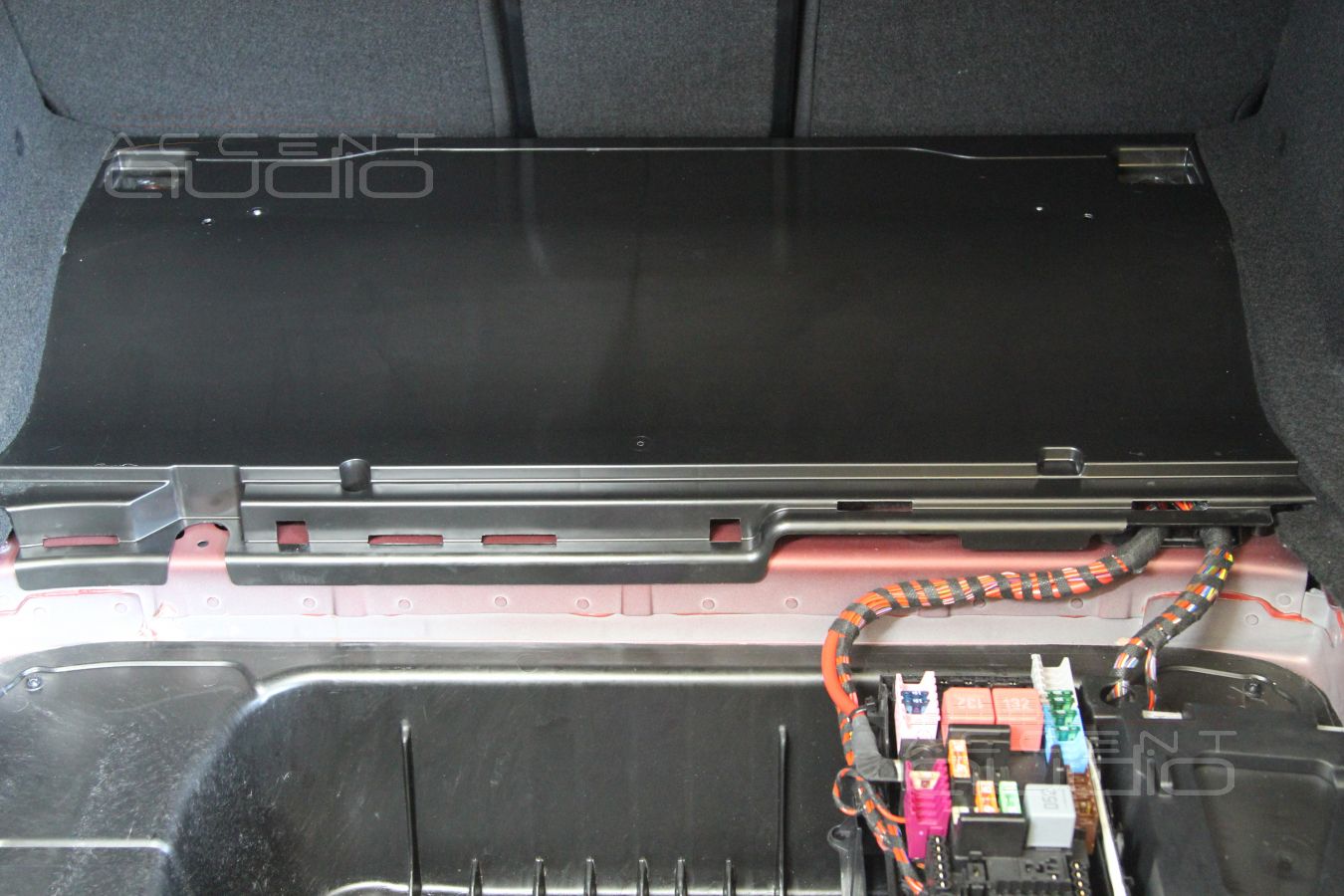 Установка усилителей Helix и Focal в новый C-класс