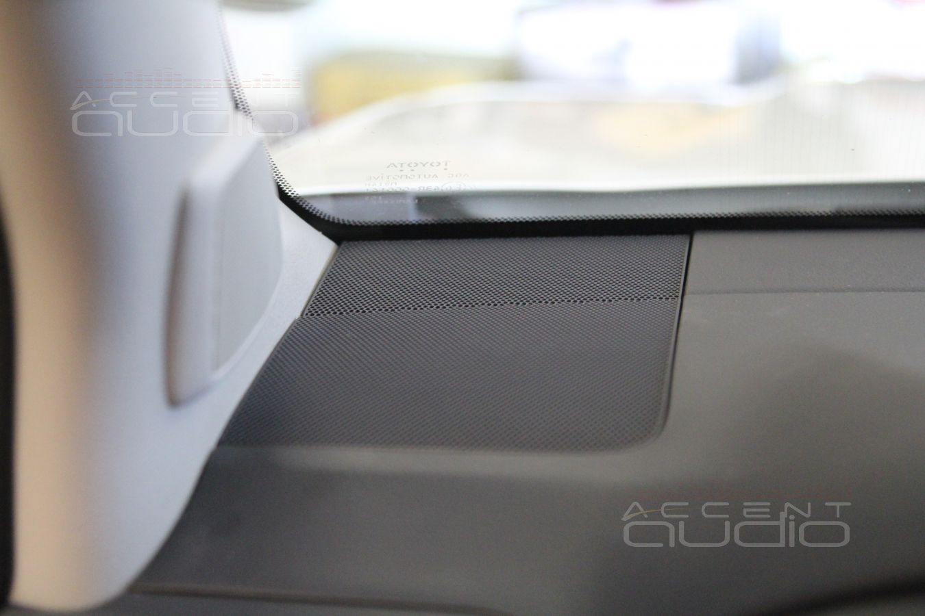 Установка трехполосной акустики в Toyota Prado 150: серединки E.O.S MD-75 в штатных местах