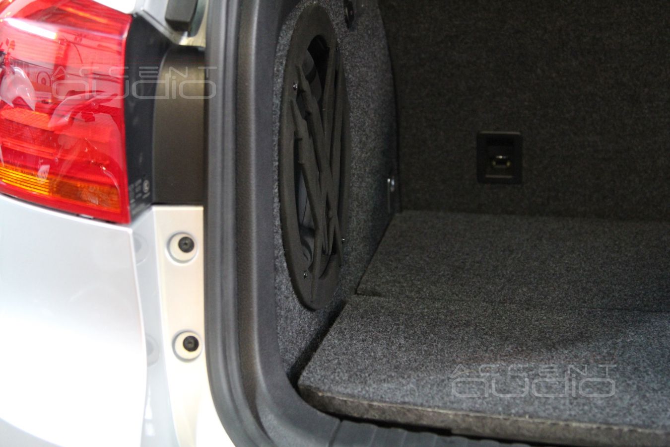 Встроенный сабвуфер в крыло Vollkswagen Tiguan: вариации