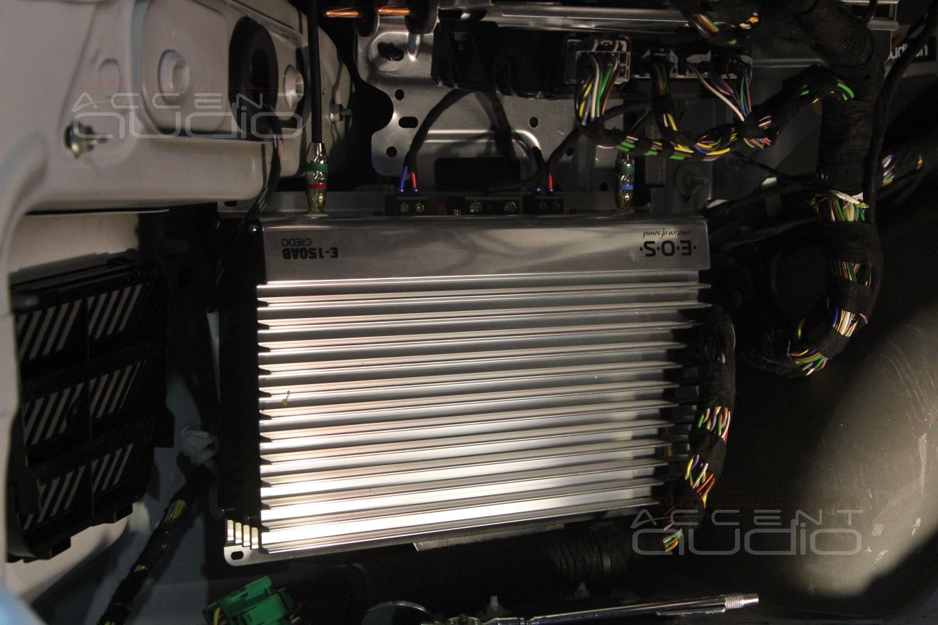 Великолепный новый Jaguar XF и его новая Hi-End аудиосистема.