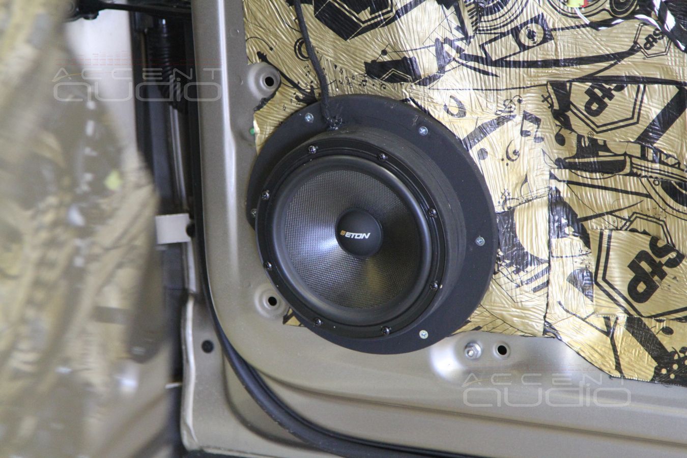 Установка автомобильной акустики: доброе прошлое подиумов, креплений и проставок