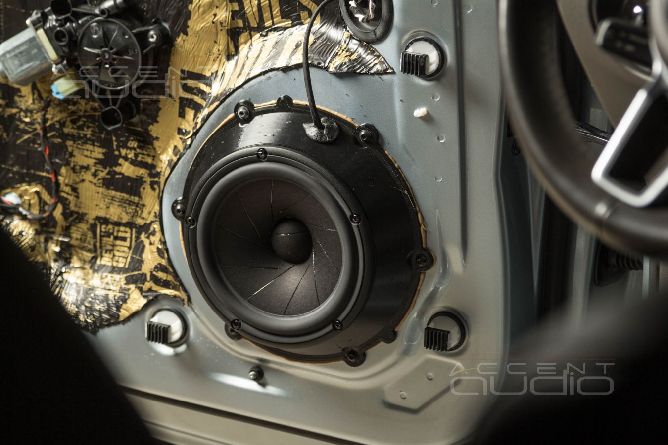 Монтаж знаменитых ScanSpeak Revelator 18W  в  Porsche Macan