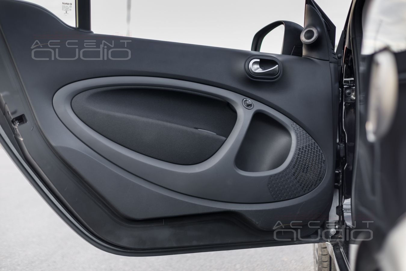 Аудиоподготовка дверей, которая начинается со снятия крыльев Smart Fortwo 