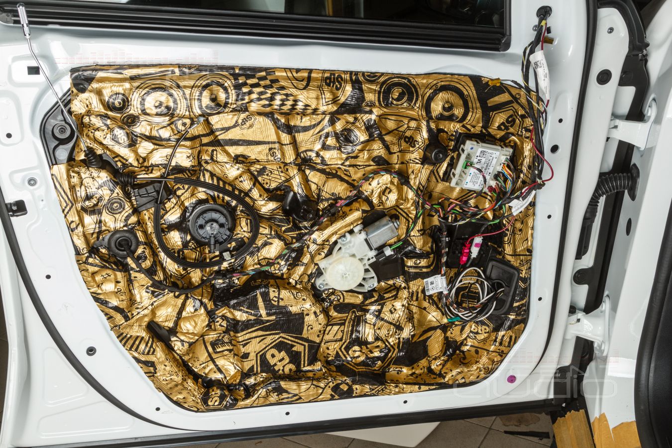 Монтаж акустики Gladen ONE 200.3MB в штатные места MB GLE