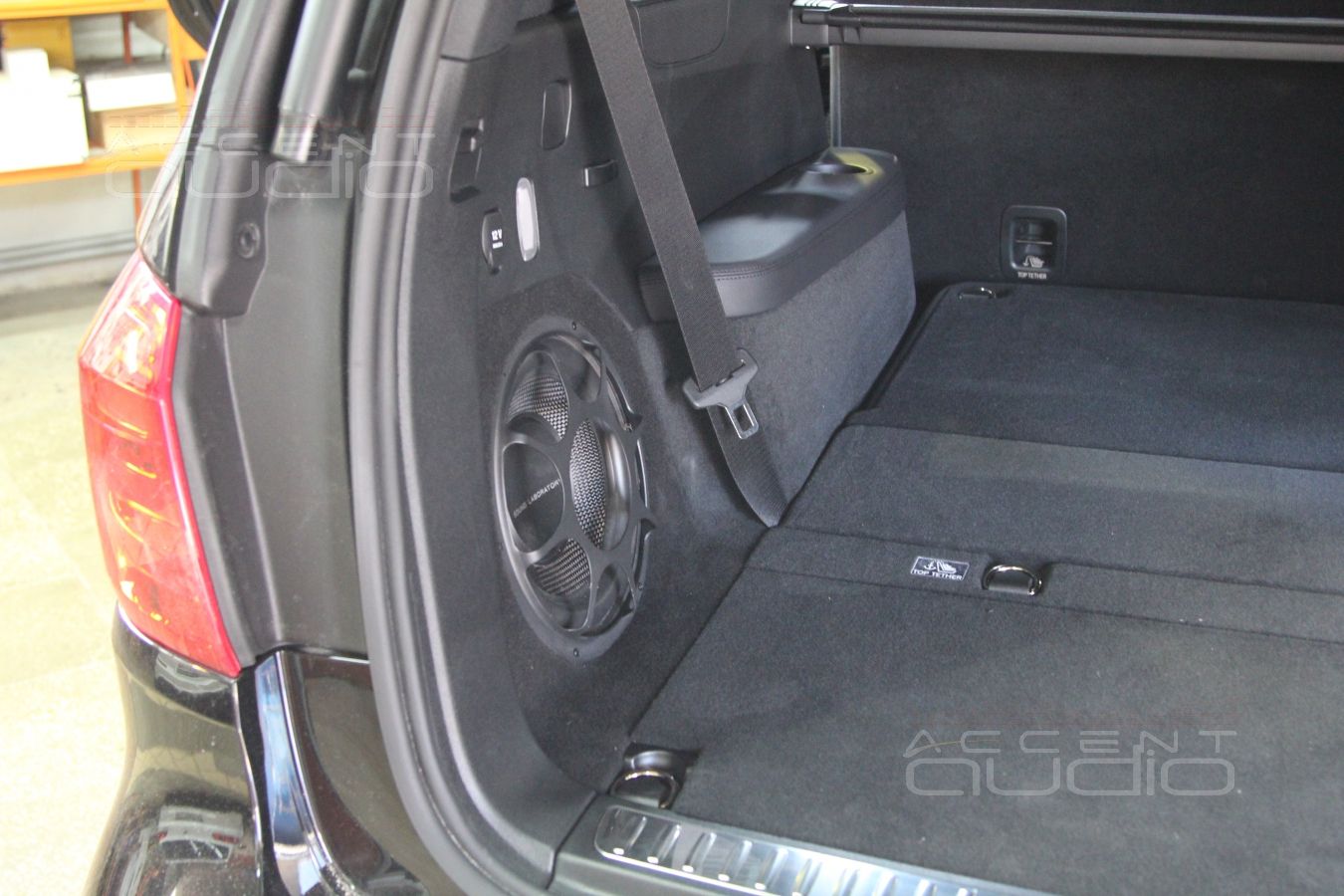 Встроенный сабвуфер в Mercedes GL 63 AMG