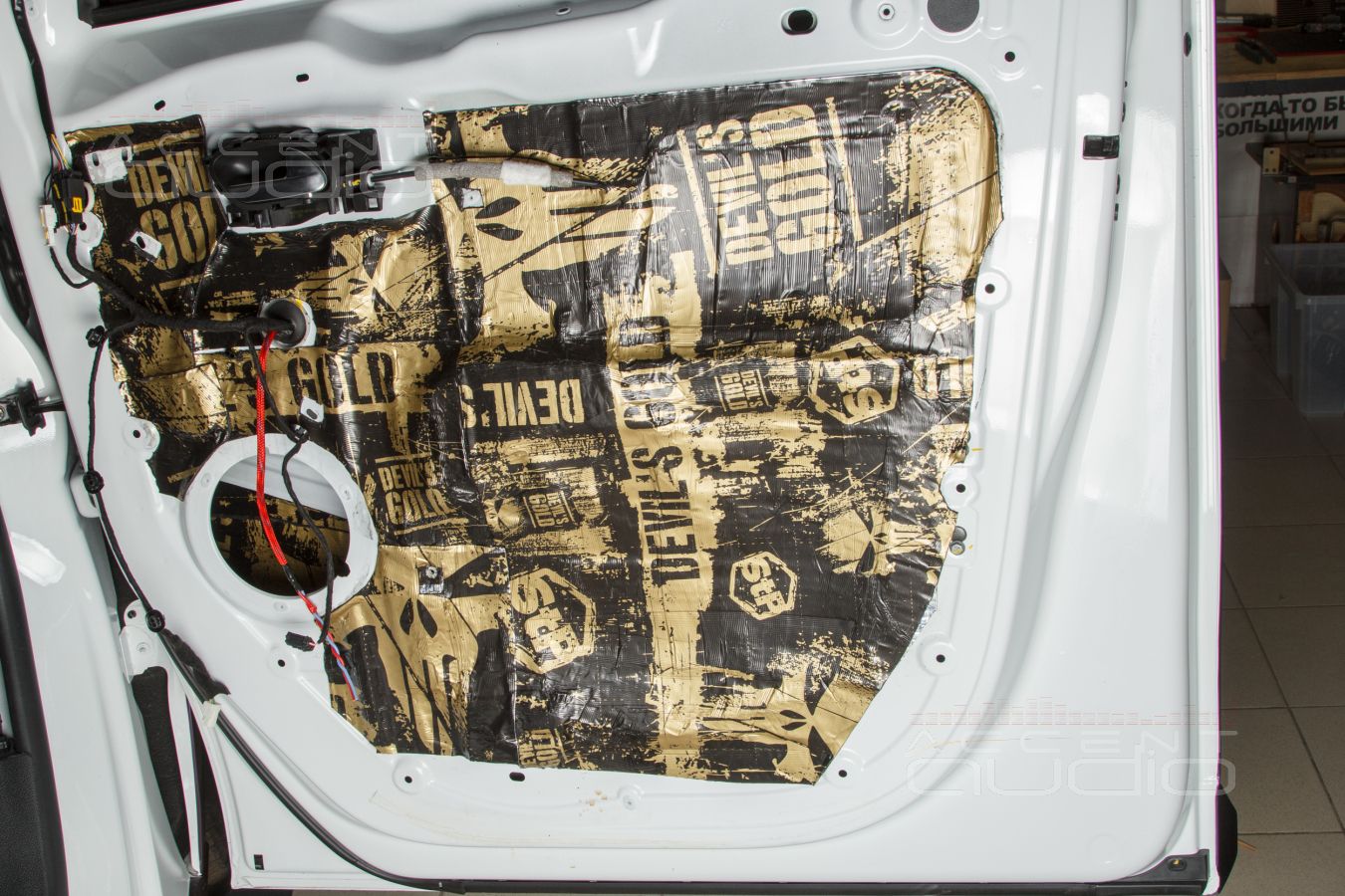 Аудиоподготовка, новые, быстрые и плотные мидбасы SOAudio в дверях Opel Zafira Life