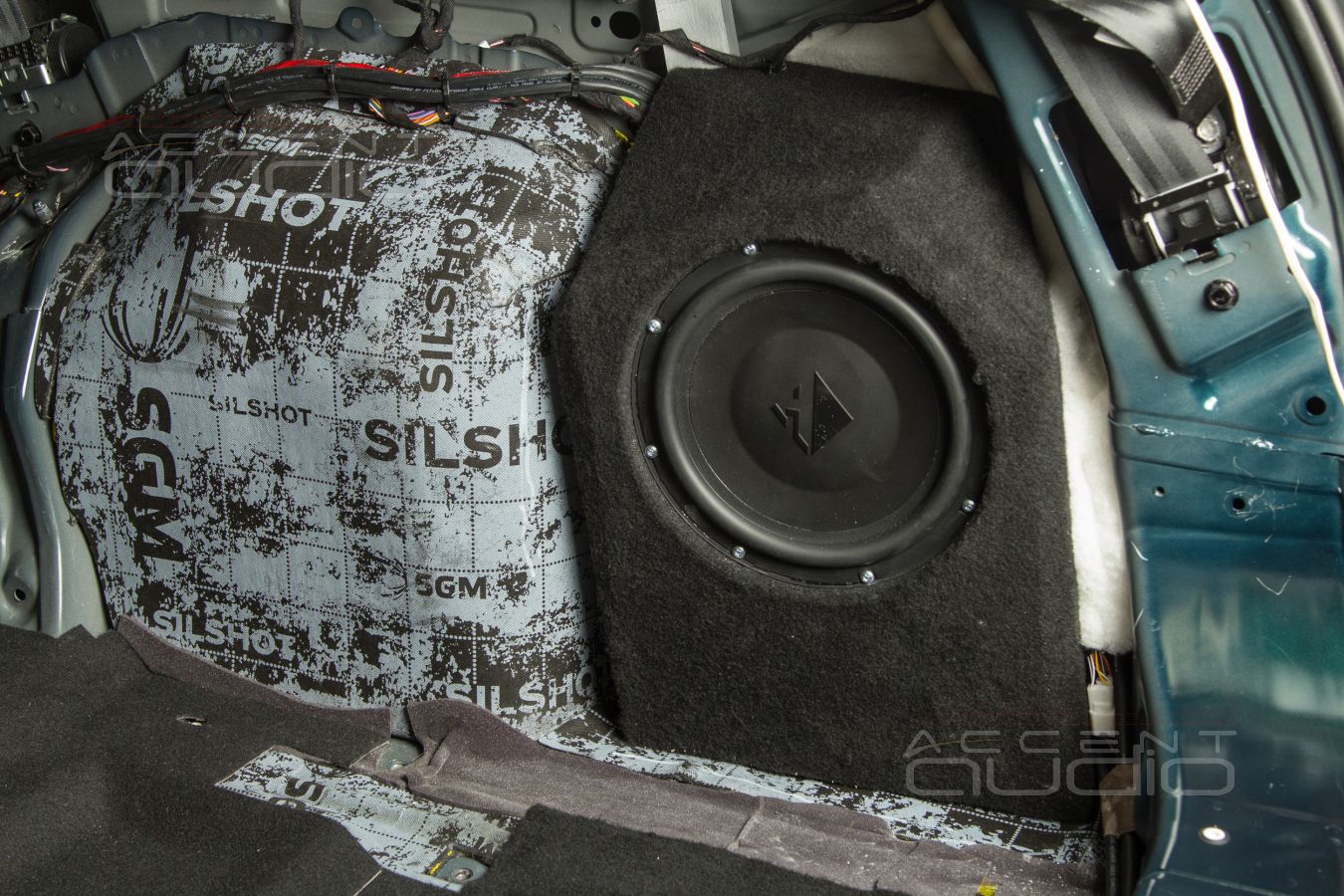 Интеграция сабвуфера-стелс в Exeed – не видно, но слышно !