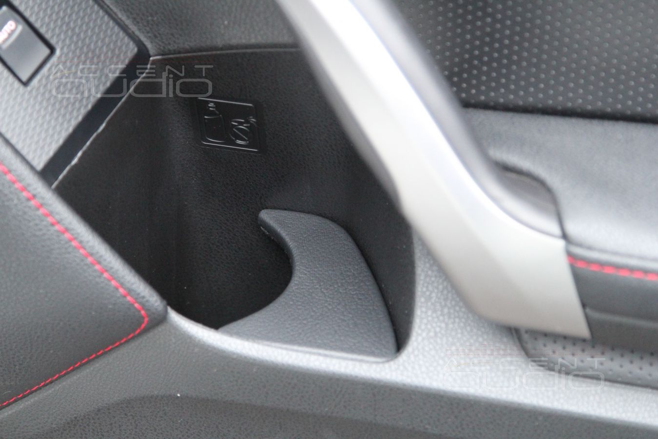 Держатели бутылок в дверях...