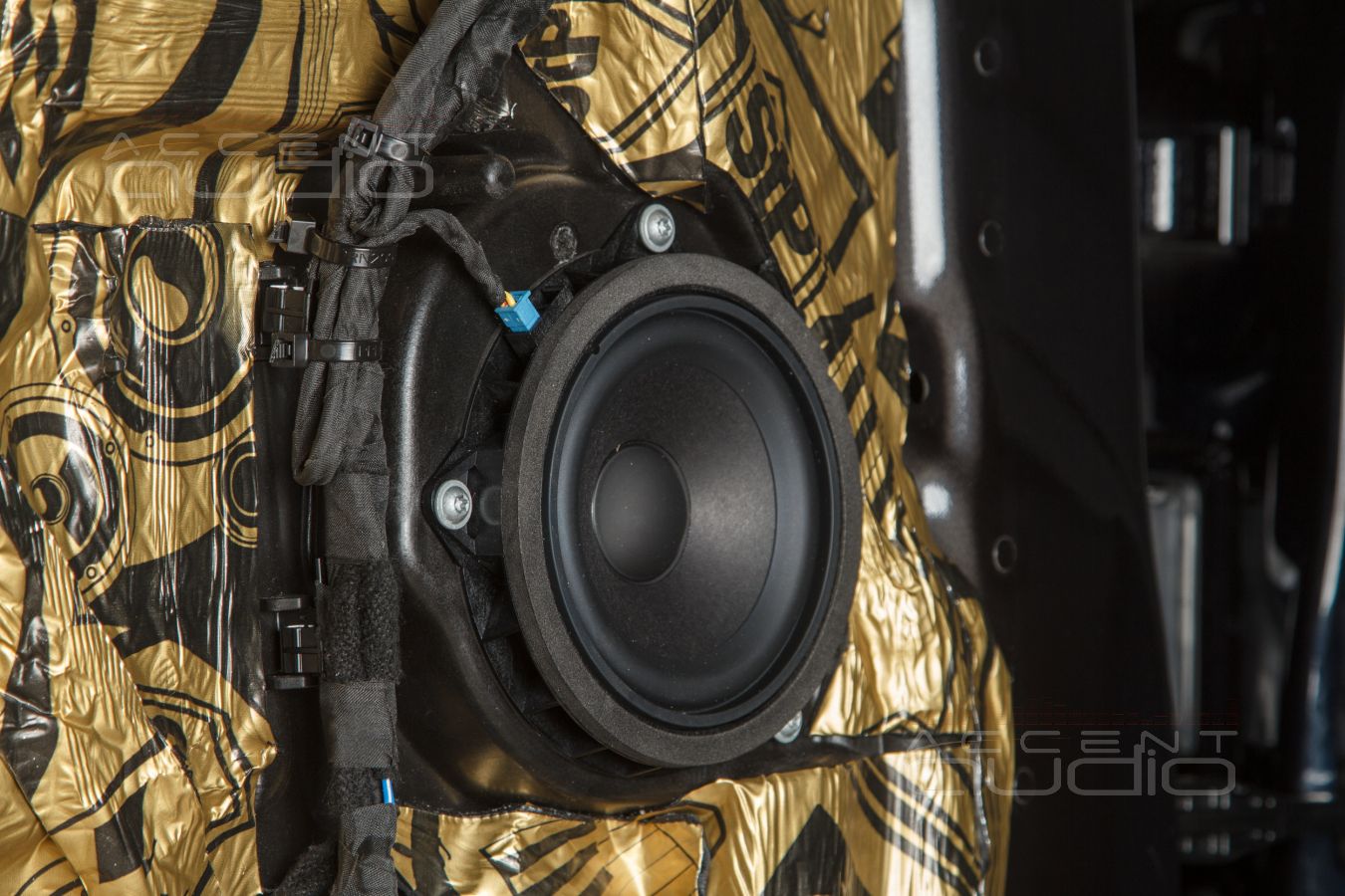 Виброизоляция дверей и установка СЧ и ВЧ излучателей GroundZero по заводским местам