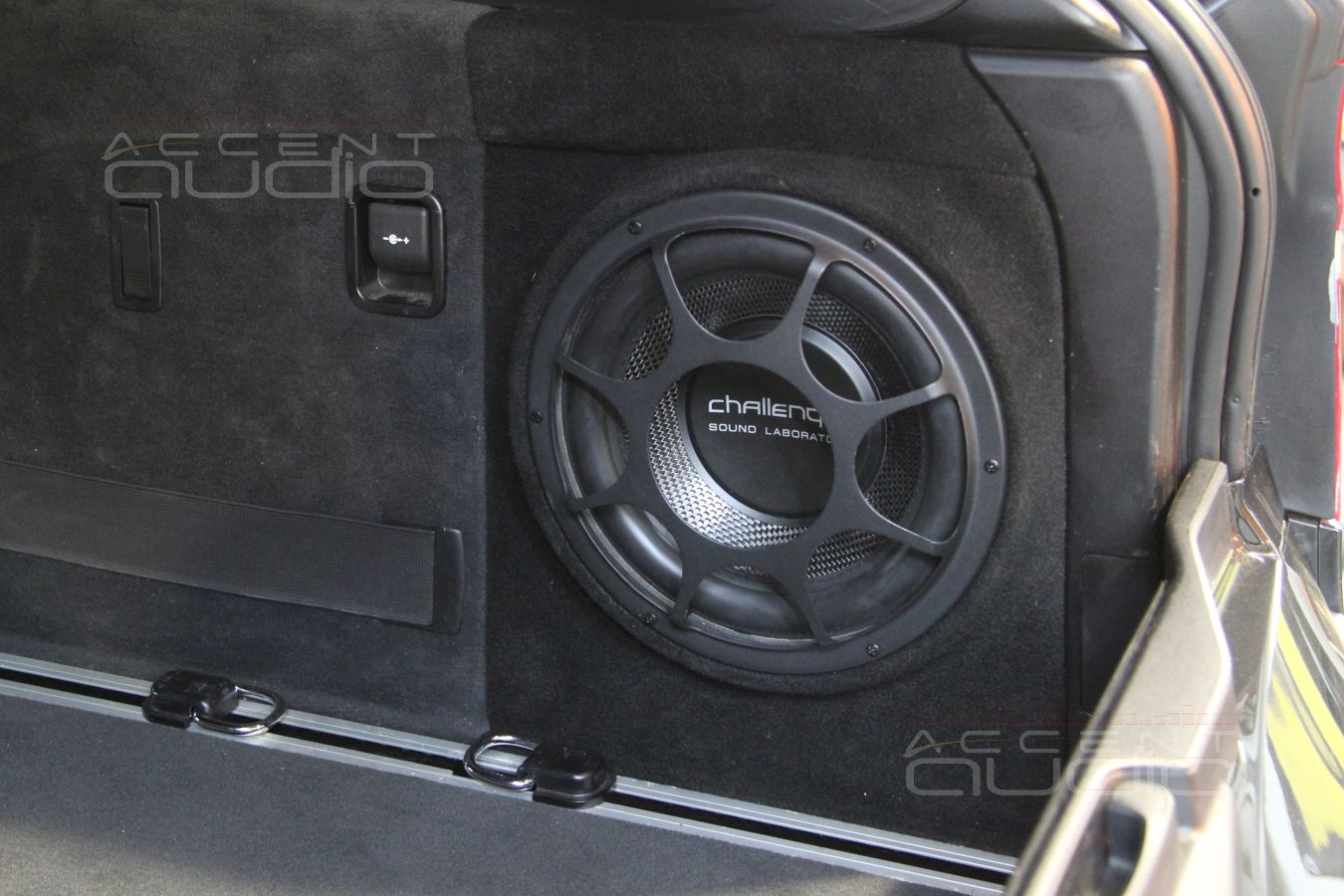 Сабвуфер стелс в BMW X5