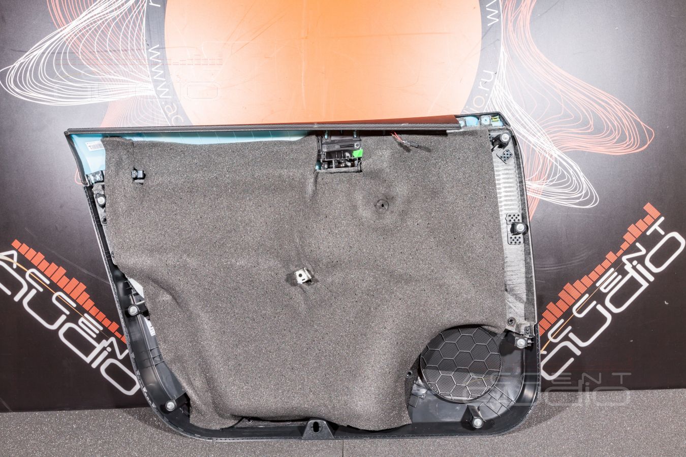 Аудиоподготовка дверей и установка мидбасов SOAudio SO165/38 в Skoda Octavia A7