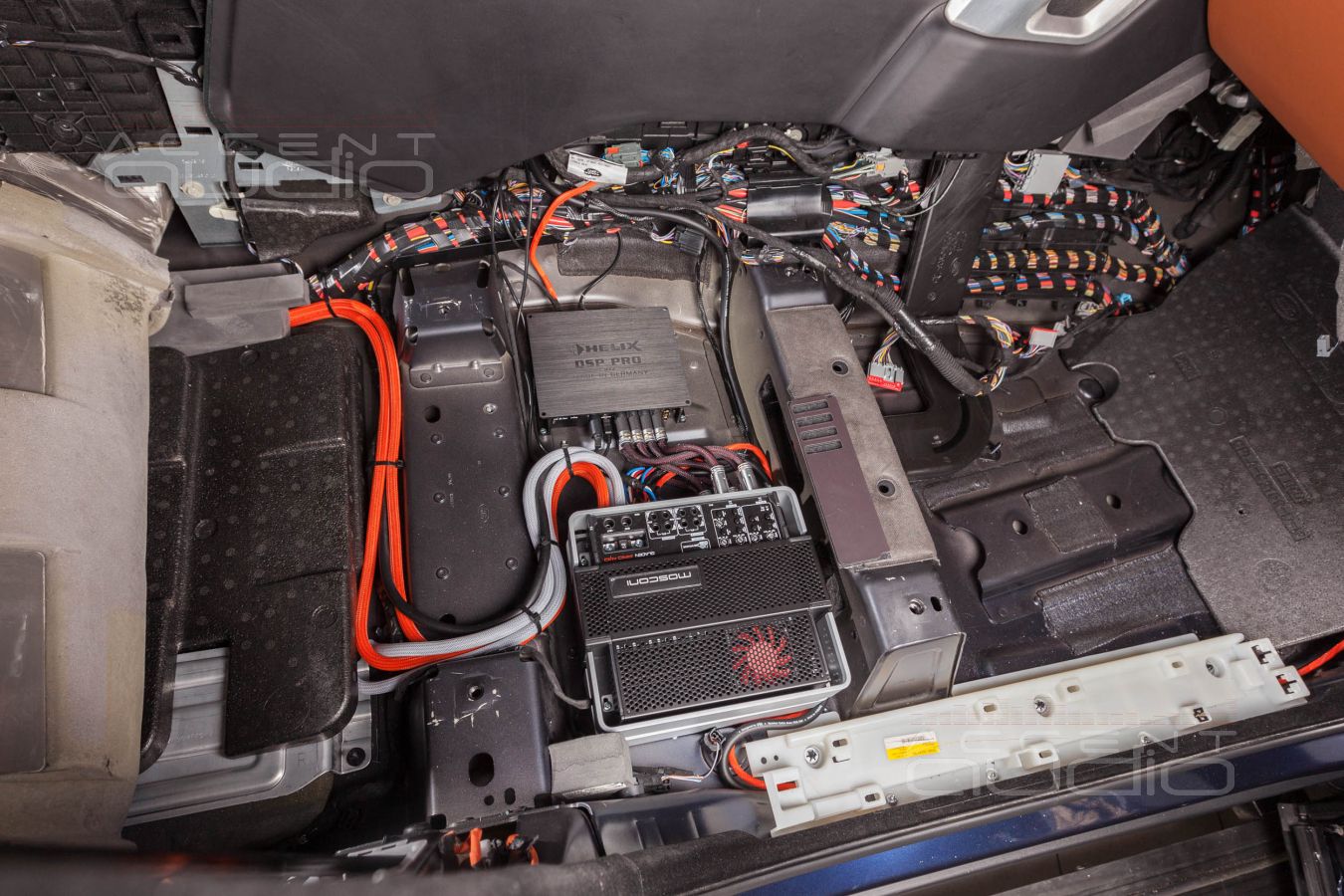 Установка усилителей Mosconi и аудиопроцессора Helix в RangeRover Vogue