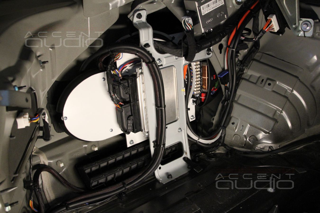 Установка усилителя Zapco ADSP-Z8 IV-8 в Hyundai Genesis