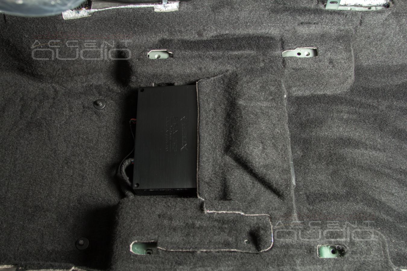 Скрытый монтаж процессорного усилителя Helix PSix Ultimate под сидение Skoda Kodiaq