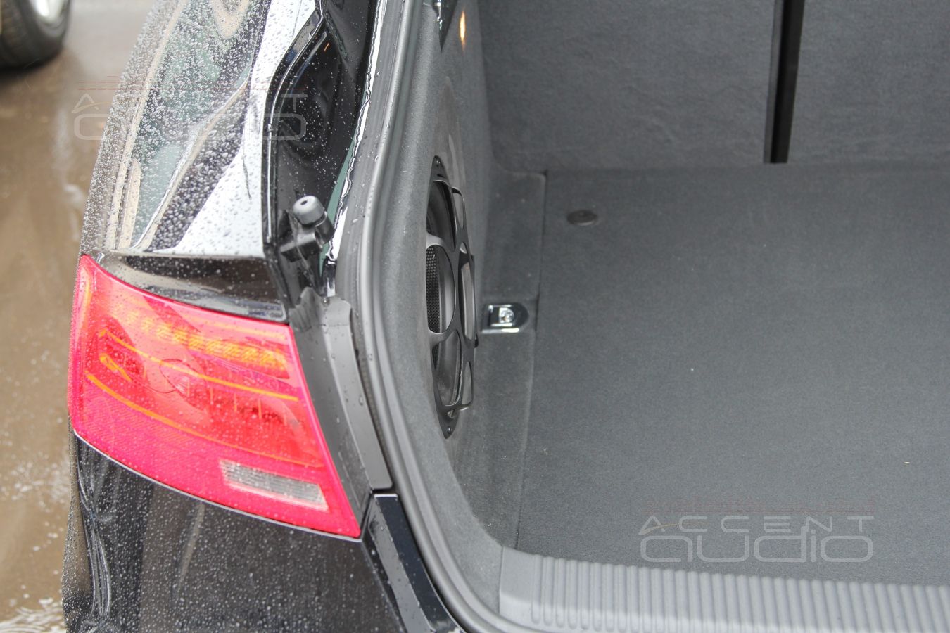 Просто сабвуфер в левом крыле Audi A5 S-Line