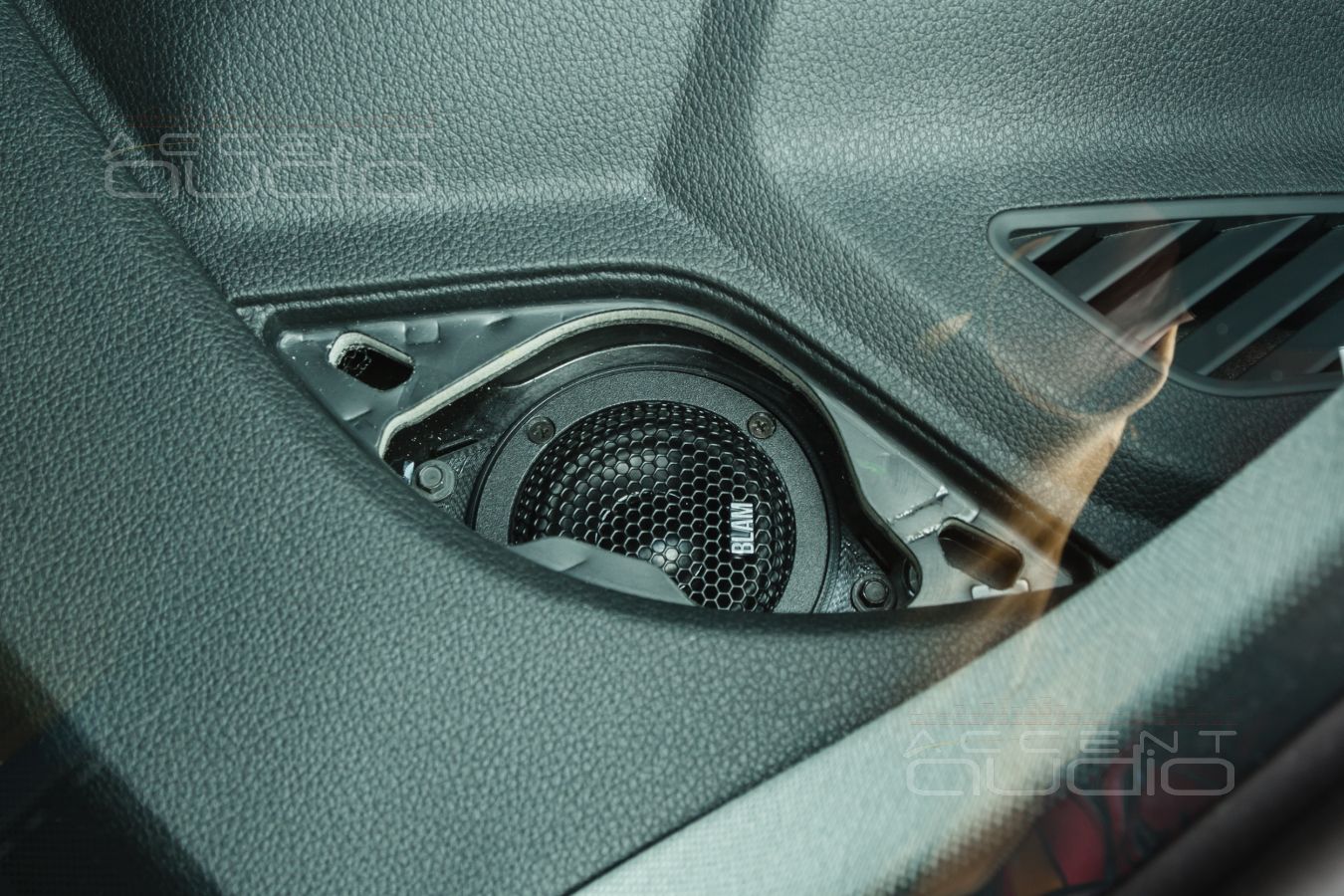 Установка новых широкополосных излучателей BLAM в Audi Q5 штатно