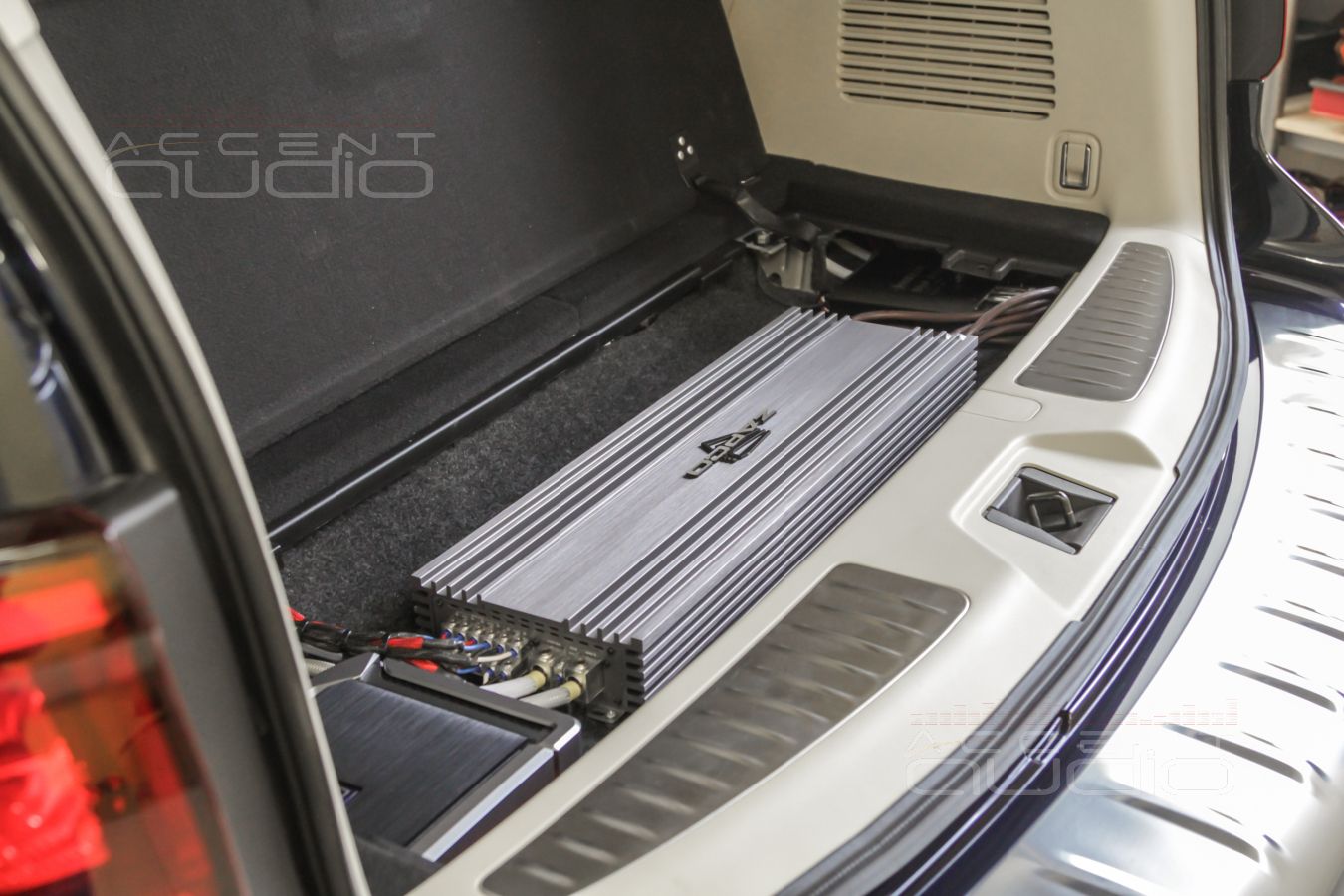 Установка усилителей и аудиопроцессора – каждый на своём месте: Zapco, Alpine и Helix