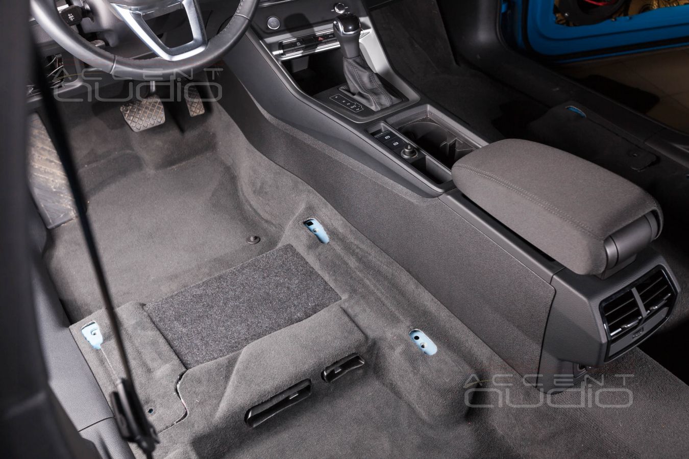 Установка усилителя Helix в новый Audi Q3