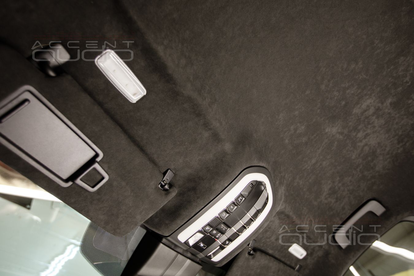 Перетяжка потолка Porsche Macan в Alcantara 9052 – богатый и фирменный стиль