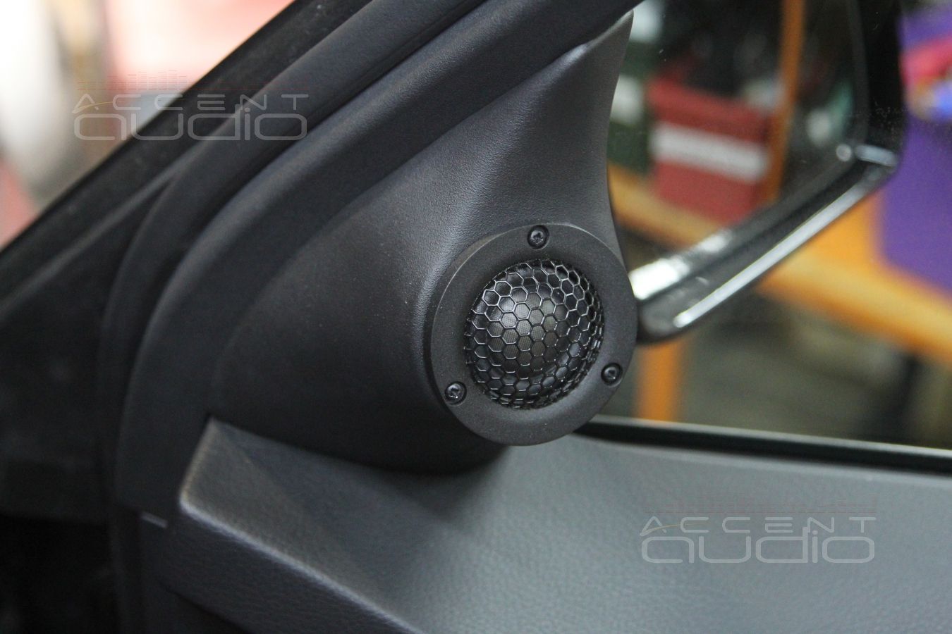 Замена акустики и виброизоляция дверей в Mercedes GLK 2014