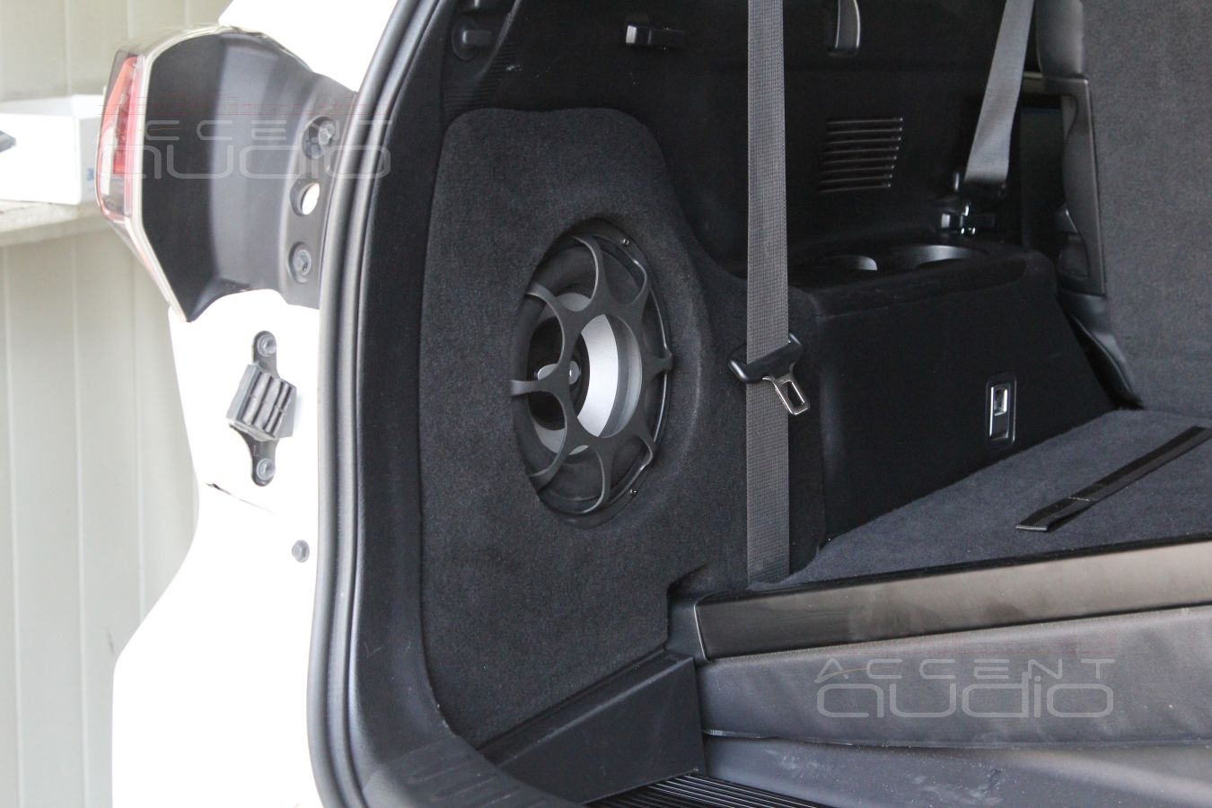 Встроенный сабвуфер в Toyota Highlander