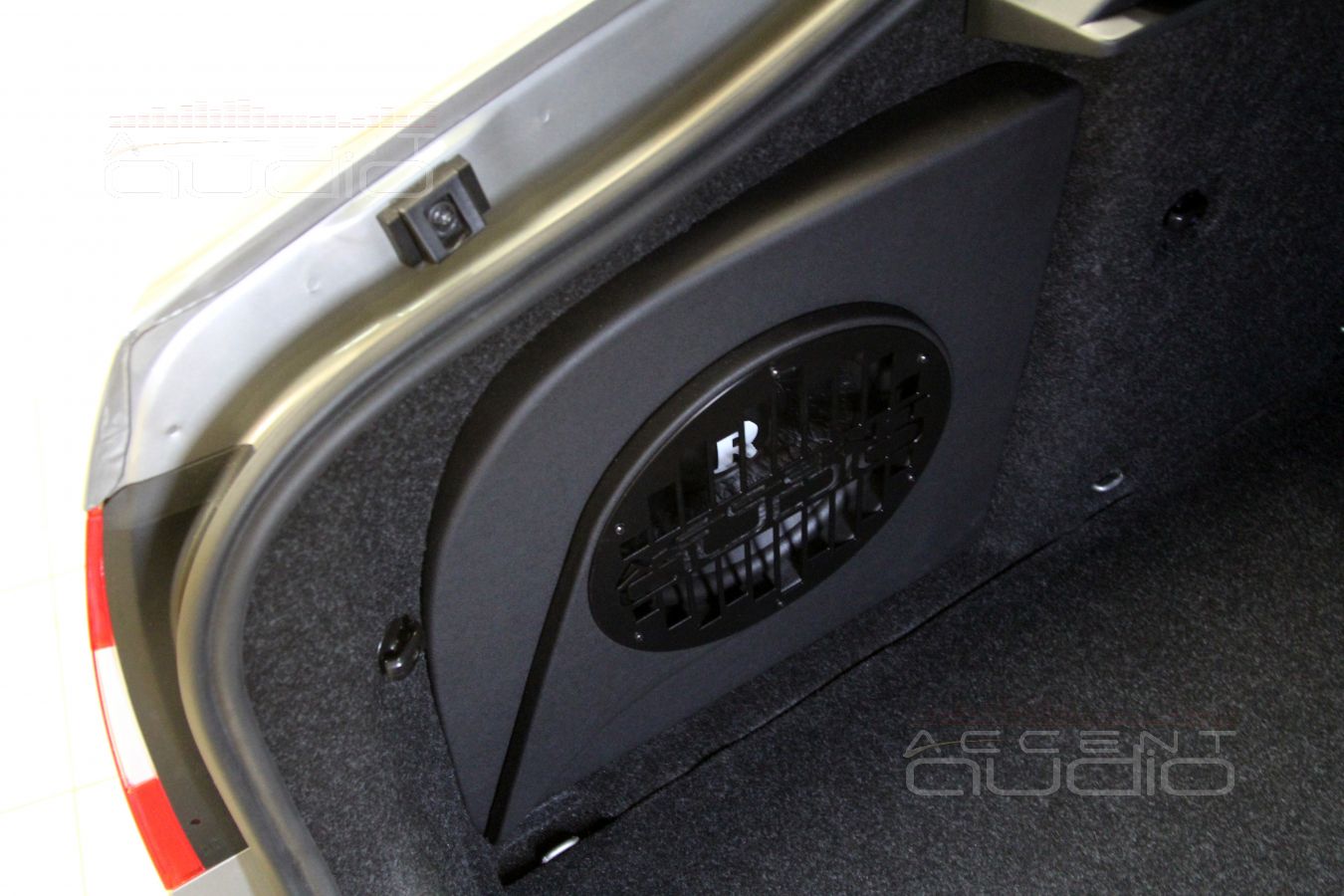 Настоящий сабвуфер-стелс для Skoda Octavia