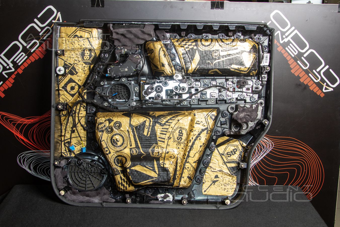 Установка Focal 6WM Woofer Utopia Be M в Mercedes-Benz Gelandewagen