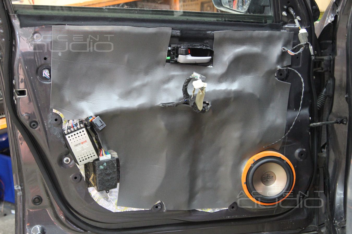 Шумоизоляция дверей и установка акустики в Suzuki Grand Vitara