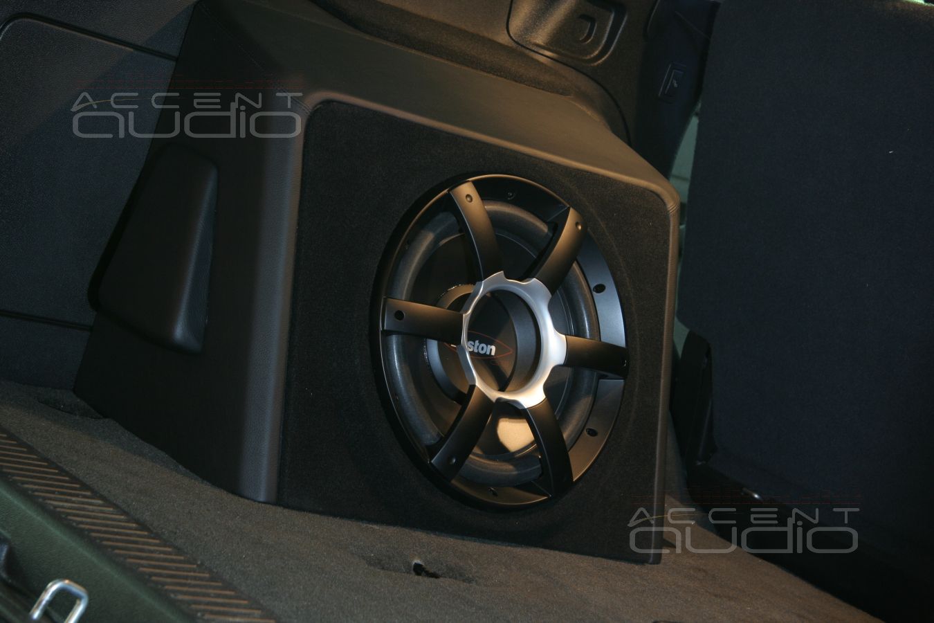 Съемный сабвуфер-стелс Boston в Chevrolet Tahoe