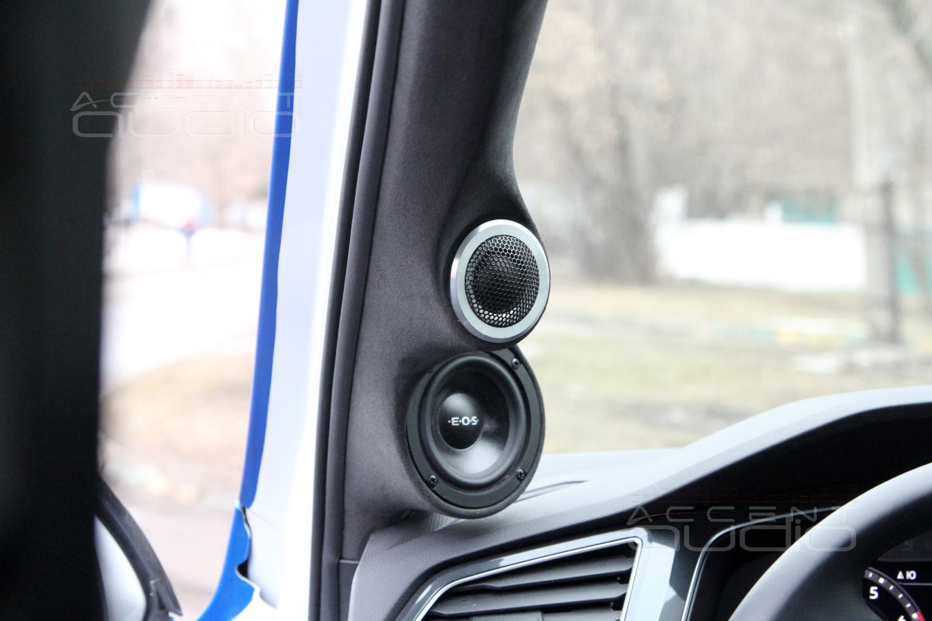 Установка СЧ и ВЧ динамиков – подиумы в стойках лобового стекла Volkswagen Tiguan 2