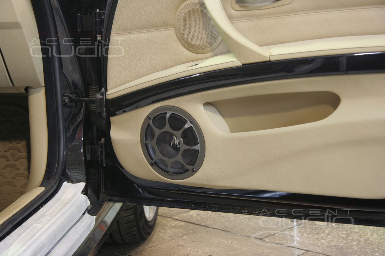 Новый дизайн обшивок и новый мидбас на новом месте