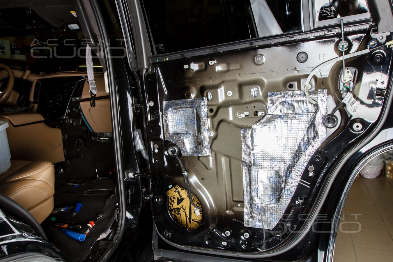 Обычная установка тыловой акустики Helix в Cadillac Escalade