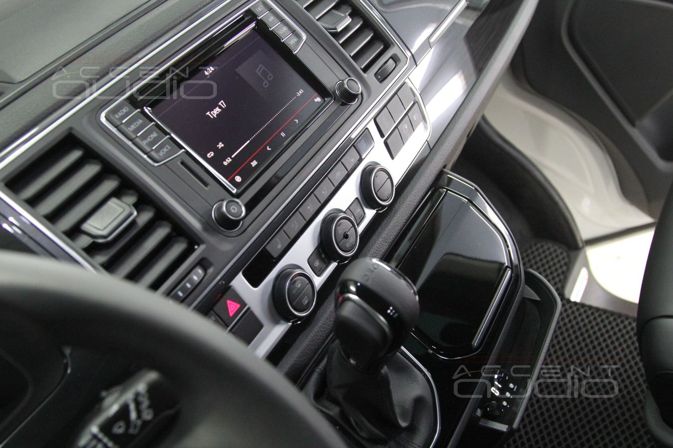 Крепление управляющей панели усилителя 