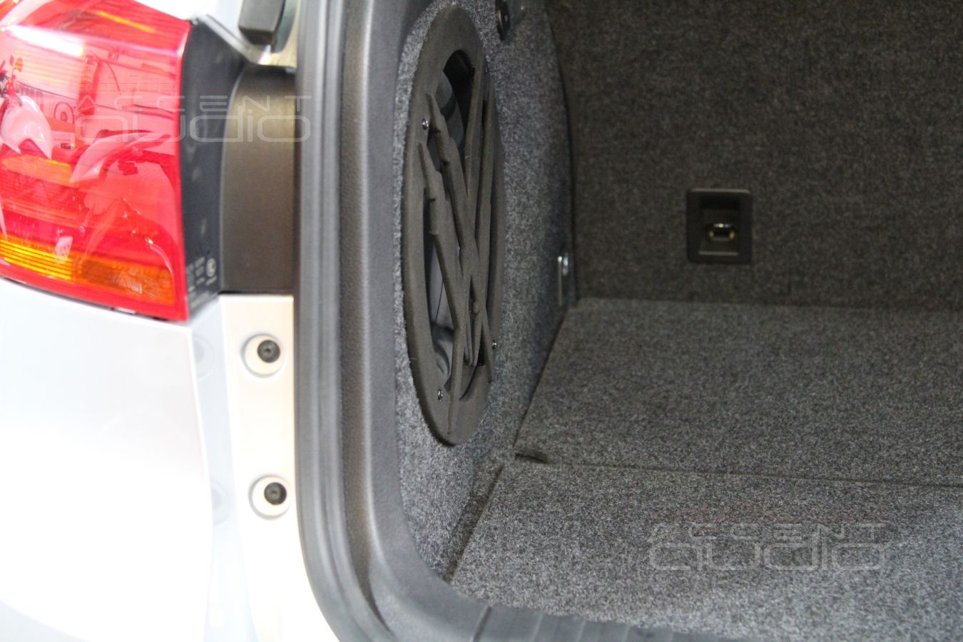 Встроенный сабвуфер в крыло Vollkswagen Tiguan: вариации