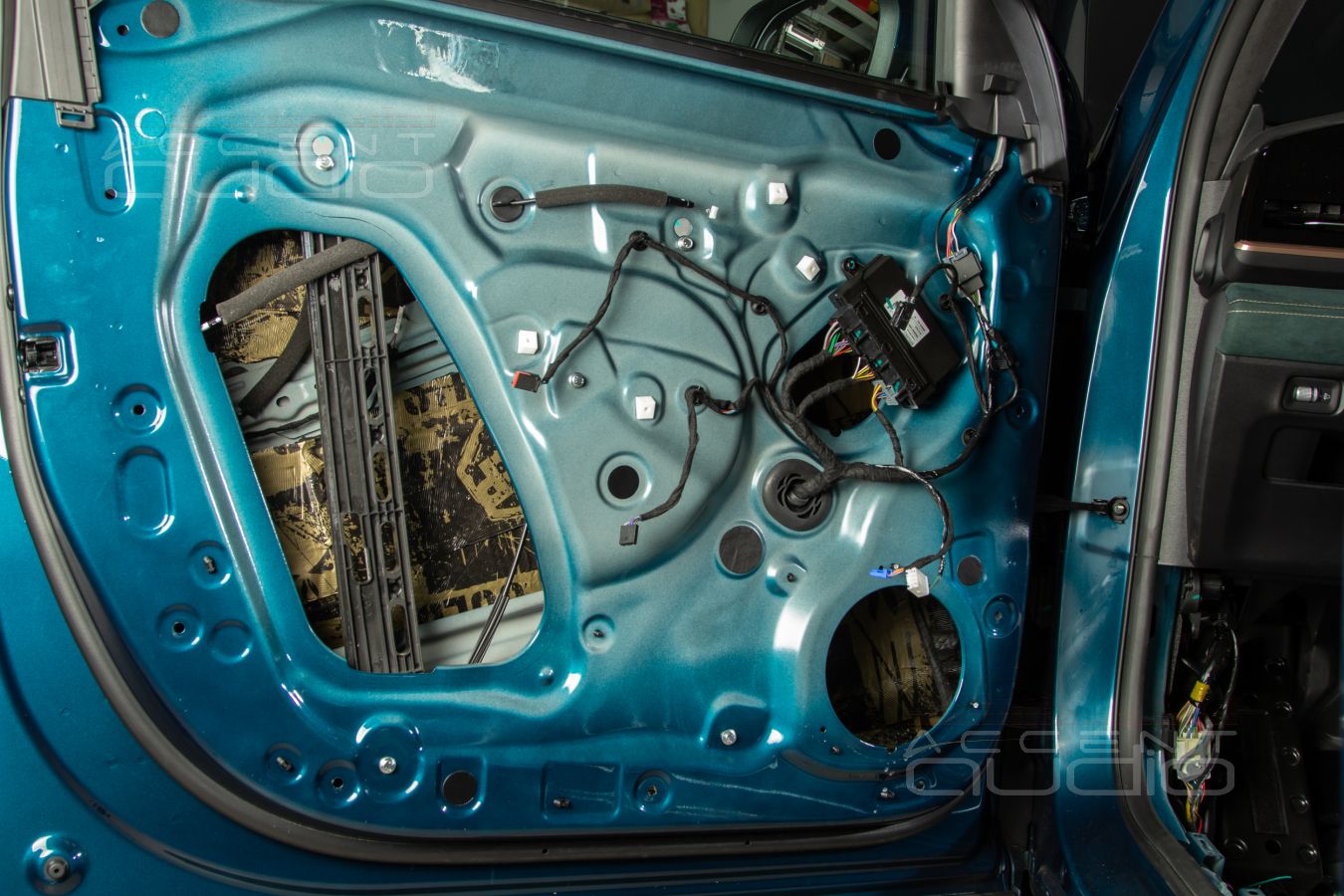 Шумоизоляция Geely Monjaro: аудиоподготовка дверей