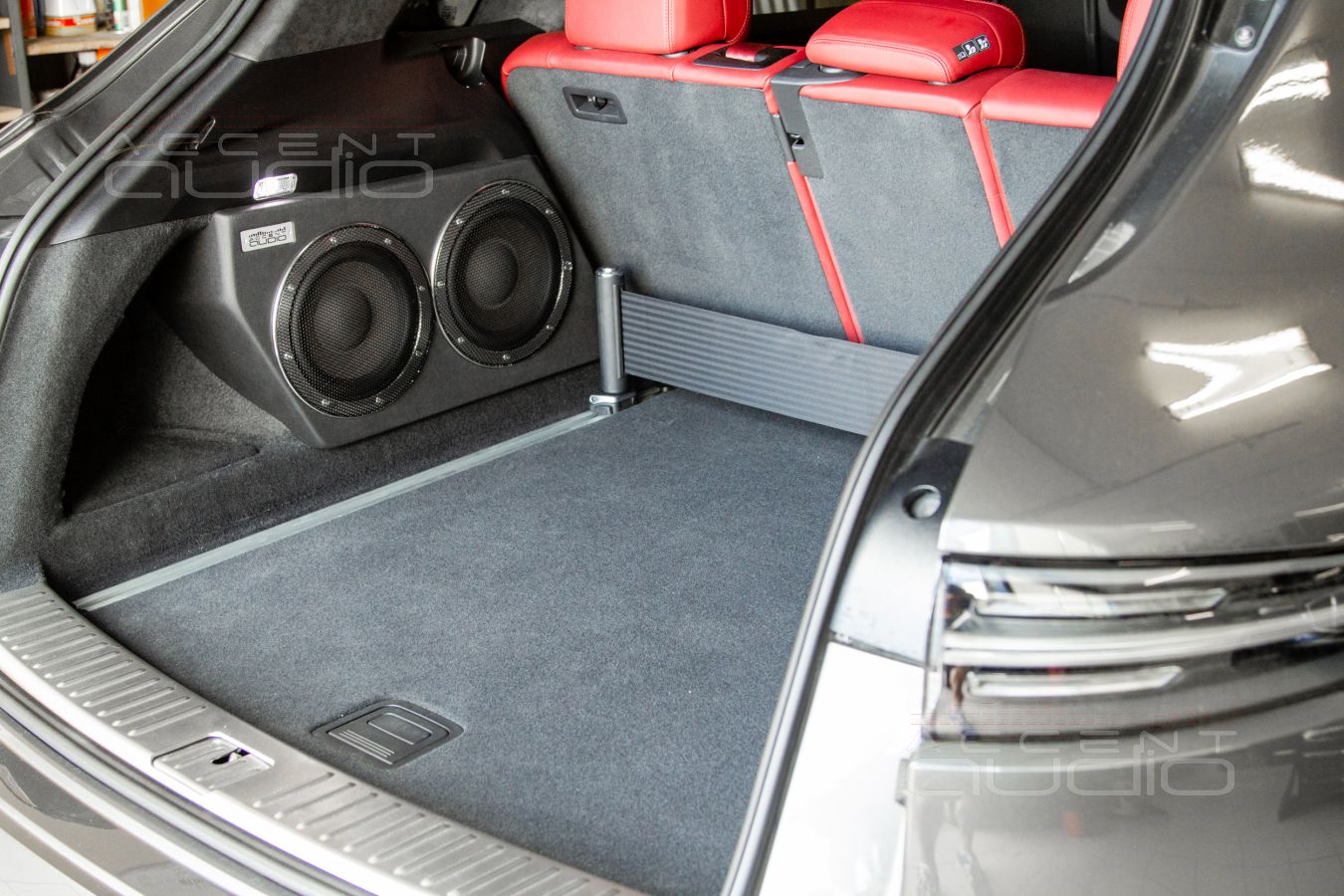 Наша прелесть: сдвоенный сабвуфер-стелс на базе головок Brax ML8SUB для нового Porsche Cayenne