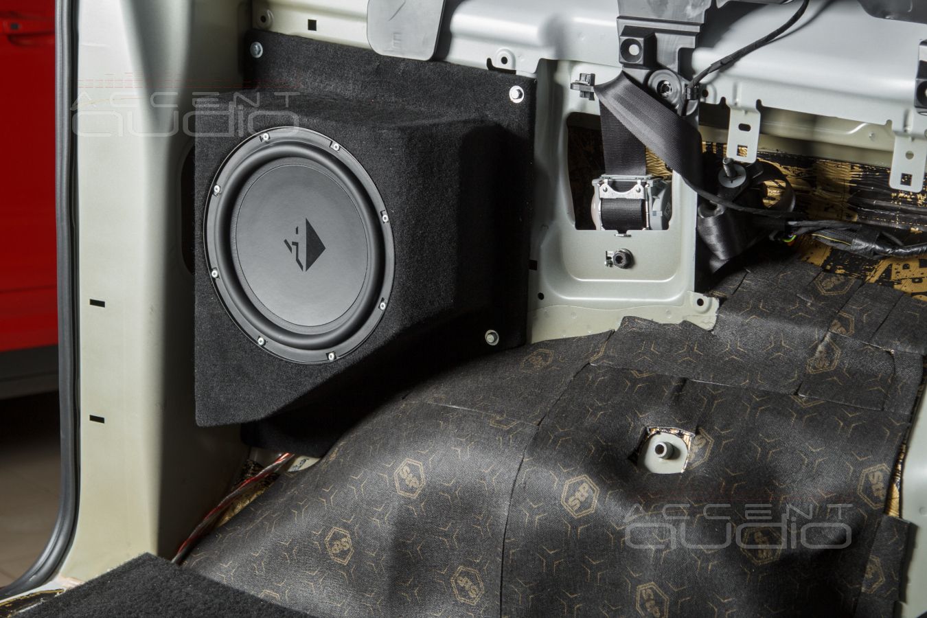 Полностью встроенный сабвуфер-стелс специально для Opel Zafira Life