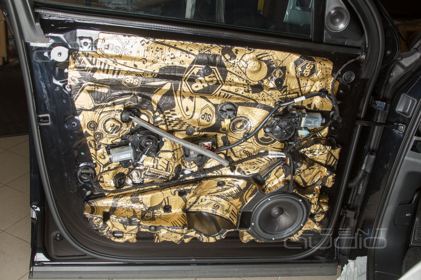 Выбор и установка новых мидбасовых динамиков в фазоинверторные ящики Audi SQ7