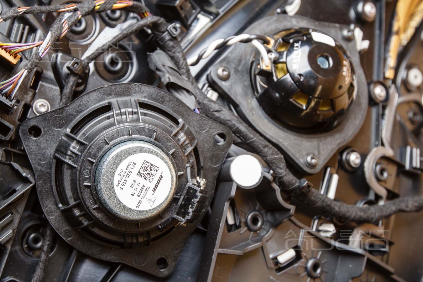 Штатная установка среднечастотных динамиков Brax ML3 в Porsche Cayenne Coupe