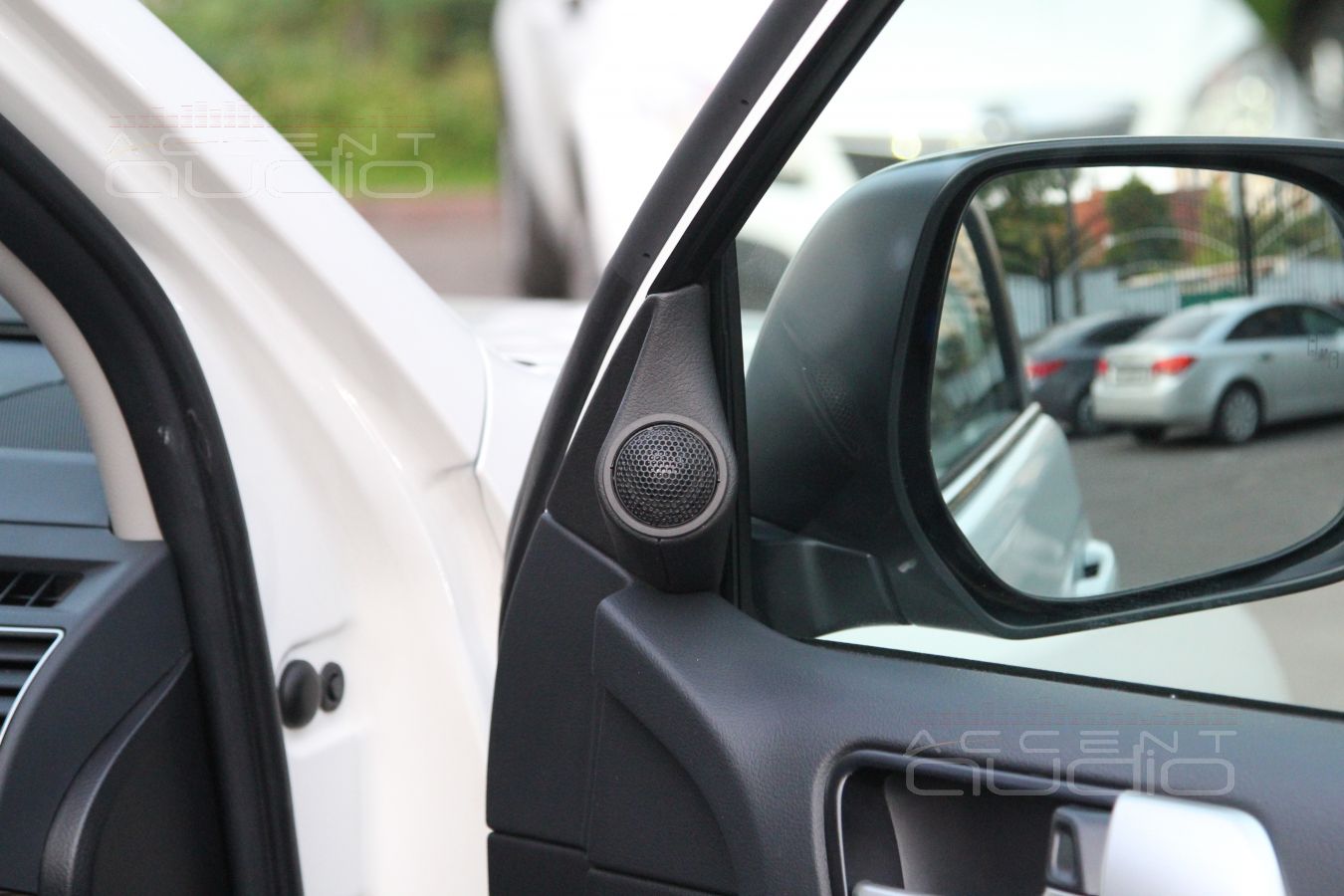 Установка трехполосной акустики в Toyota Prado 150: твитеры Eton и подиумы для них